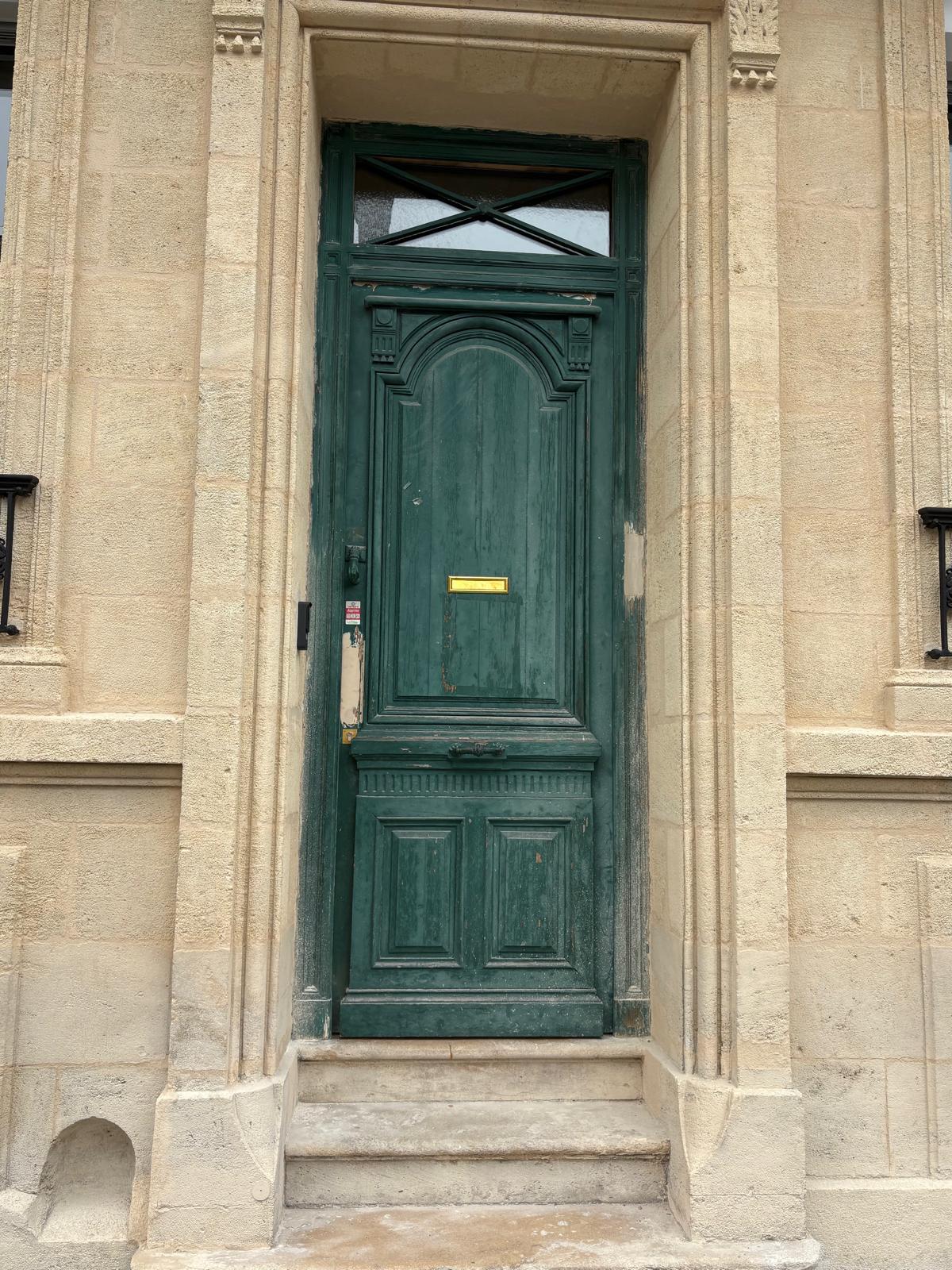 Porte verte foncée de Bordeaux